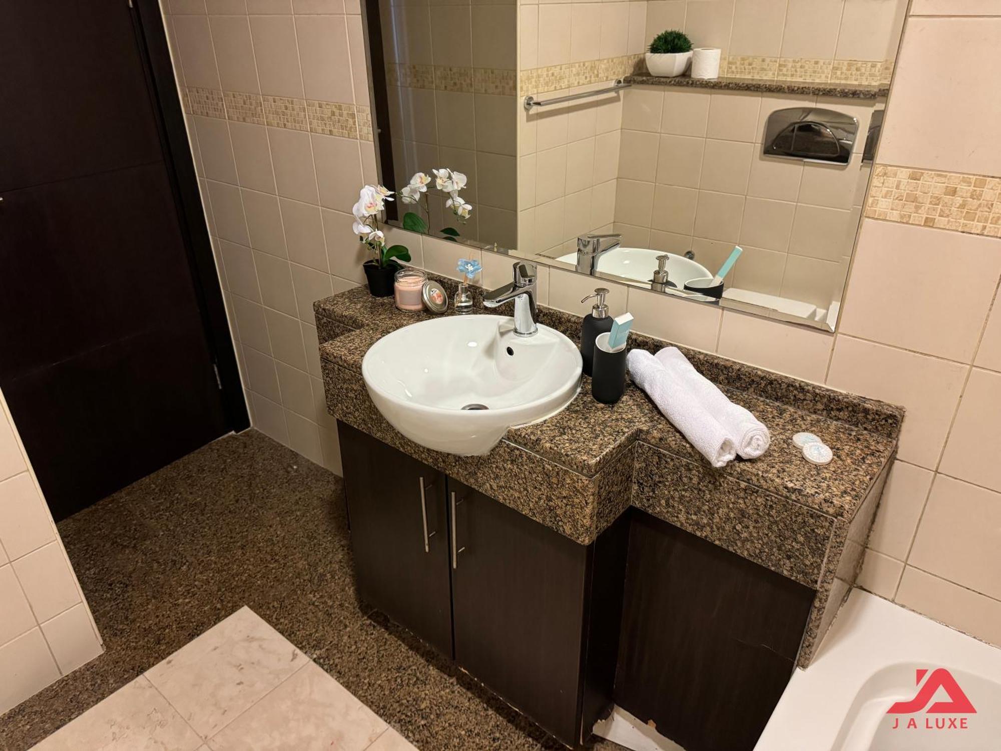 Cozy Marina & Sea View Apt In Bay Central Tower Dubai Marina With Modern Gym & Pool, Steps To Beach & Metro Екстериор снимка